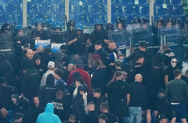Nepokoje v hľadisku! Slovanisti vytrhli policajtovi ochranný štít a hodili ho na fanúšikov AS Rím – FOTO