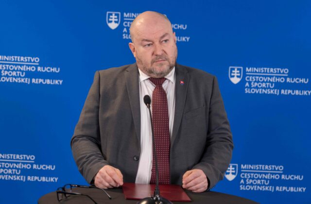 Žilinka vypočul Huliaka pre tvrdenia o rozkrádaní štátneho majetku. Minister nemá priame informácie