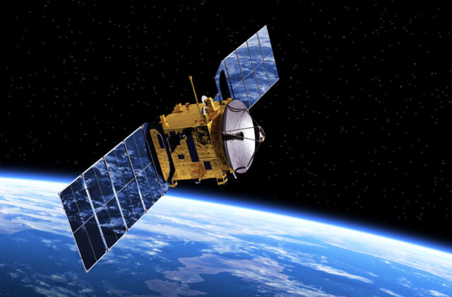 Ruská vojenská družica úmyselne manévrovala v tesnej blízkosti európskeho satelitu, ktorý poskytuje údaje Ukrajine