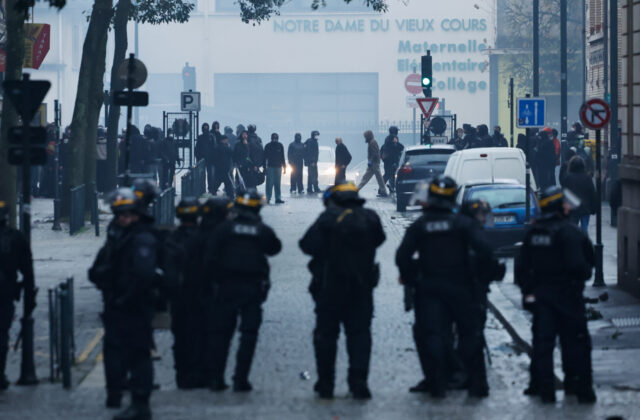 Protesty proti drahote vo Francúzsku opäť prerástli do násilia, polícia zadržala takmer tisíc ľudí – FOTO