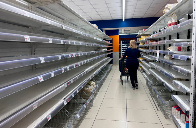 Prázdne regály a čerpacie stanice bez paliva. Protesty dopravcov zasiahli aj Kalábriu, kam lietajú Slováci