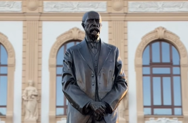 Nitra si symbolicky pripomenula výročie vzniku Československa, Masarykova socha sa vrátila na pôvodne miesto – VIDEO