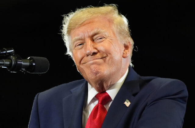 Trump sa pred útokom na Venezuelu radil s chatbotom Grok o páde Nicolása Madura