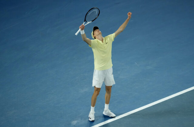 Alcaraz, Sinner, Osaková a ďalší profesionáli potvrdili účasť na exhibičnom podujatí pred štartom Australian Open