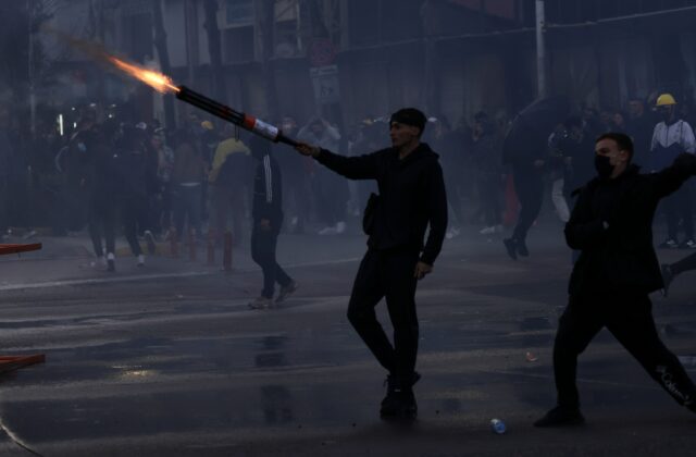 Protesty v Albánsku prerástli do násilia, demonštranti podpálili policajnú stanicu