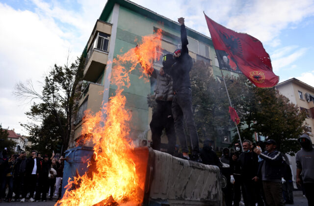 Protivládne protesty v Albánsku opäť sprevádza násilie, demonštranti útočili na políciu