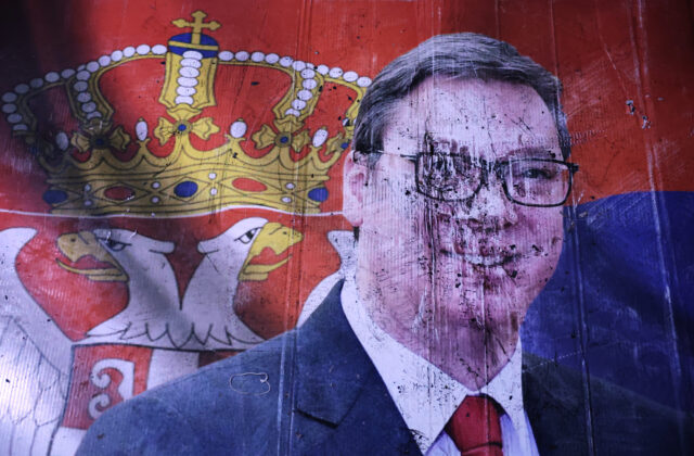 Kto vo voľbách v Srbsku porazil Vučiča? Po presvedčivom triumfe po moci poškuľujú oslavujúci študenti – FOTO