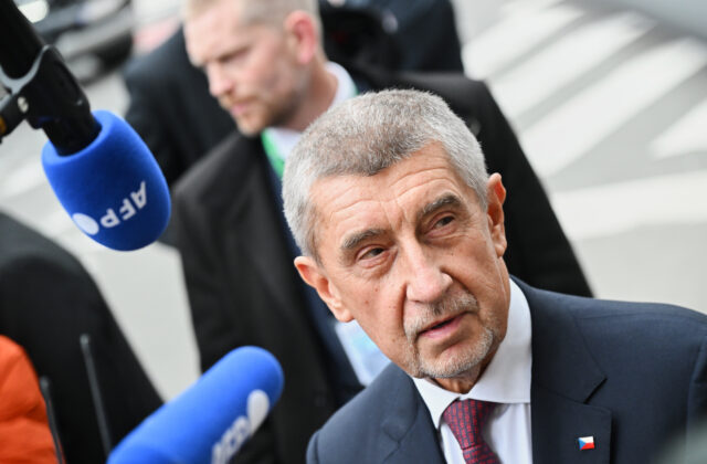 Česká vláda schválila zrušenie koncesionárskych poplatkov v prvom čítaní, ľudia protestujú pred parlamentom
