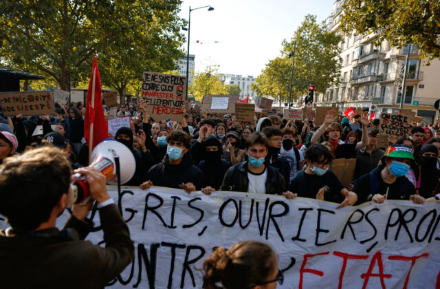 Vo Francúzsku pokračujú protesty stredoškolákov, zadržali už viac ako päťtisíc ľudí – FOTO