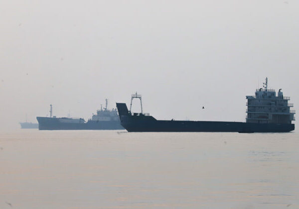 Tanker v Ománskom zálive zachvátil požiar, Irán tvrdí, že vplával do zakázanej zóny