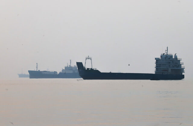 Tanker v Ománskom zálive zachvátil požiar, Irán tvrdí, že vplával do zakázanej zóny