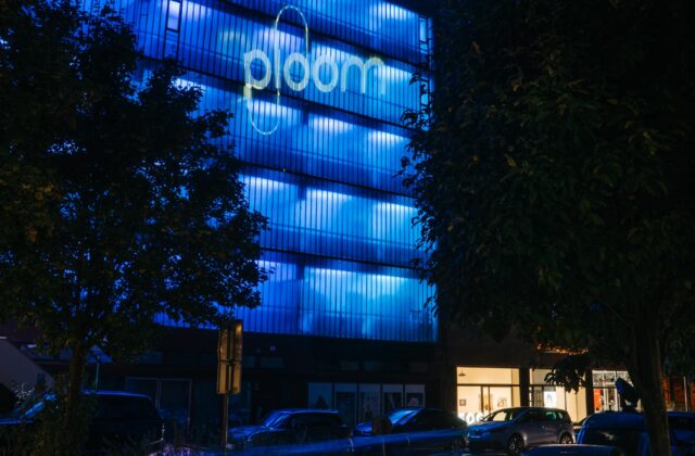 Svetlo, ktoré zastavilo ulice. Lousy Auber a Ploom rozžiarili Bielu noc