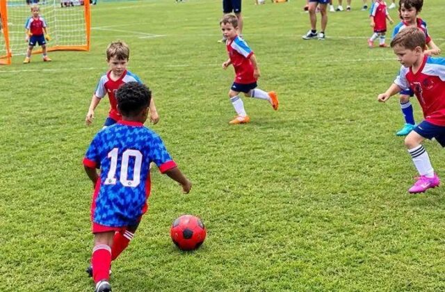Organizátori ligy pre deti žiadali políciu, aby vyviedla len 3-ročného futbalistu. Údajne bol až príliš dobrý