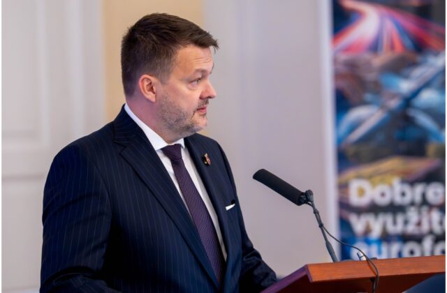 Migaľ robí nevkusnú kampaň za oltárom, Remišová kritizuje ministra za prístup k eurofondom a cirkvi