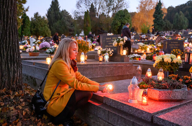Pravoslávna cirkev Sviatok všetkých svätých 1. novembra neslávi. Oslavuje ho v inom termíne