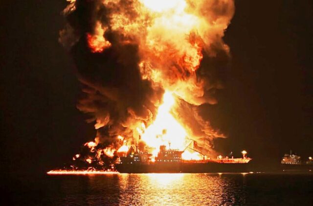 Ukrajina zasiahla tanker pri pobreží Soči, ropa horí na hladine Čierneho mora