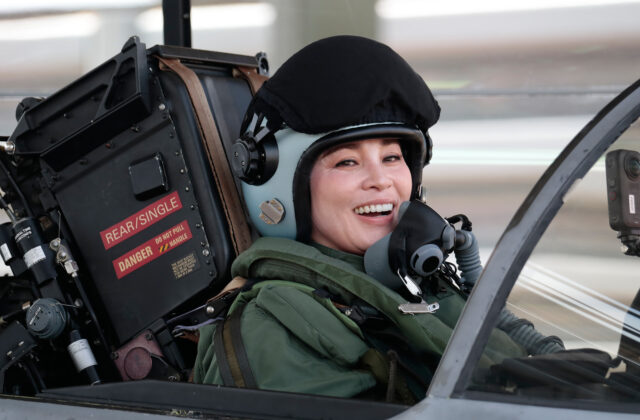 Thajsko má prekvapivú bojovú pilotku. Kráľovná Suthida absolvovala prvý samostatný let v stíhačke Gripen