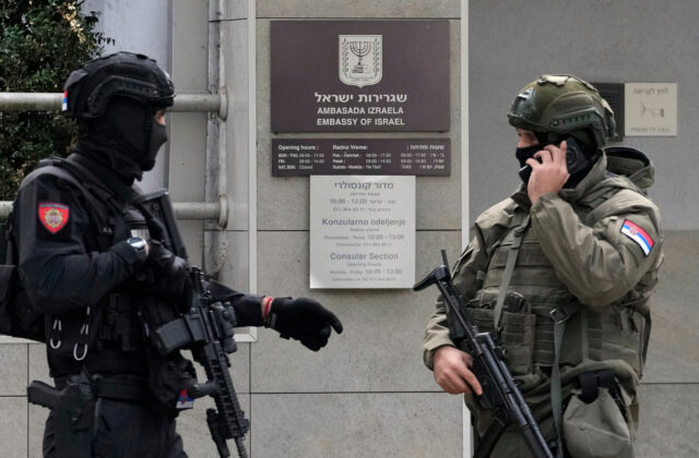 Polícia zastrelila mladistvého, ktorý útočil nožmi pri izraelskom veľvyslanectve v Belehrade