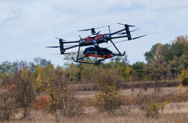 Zraneného ukrajinského vojaka prvýkrát evakuovali z frontu pomocou lietajúceho dronu