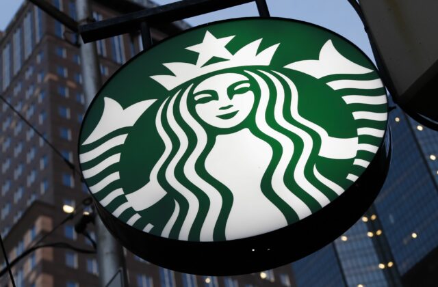Starbucks expanduje do Sin-ťiangu, americký kongresman žiada zatvorenie prevádzok