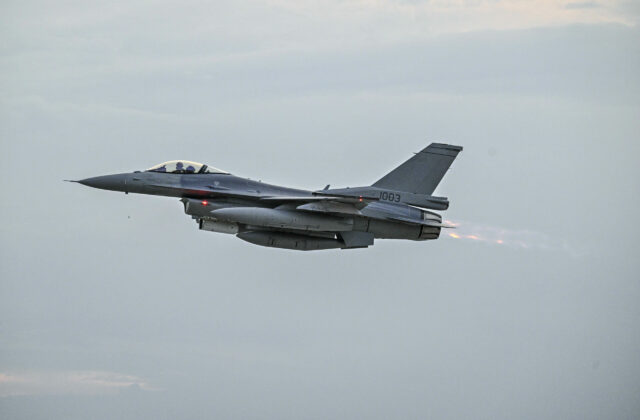 Slovensko už bráni vzdušný priestor vlastnými silami, ochranu nad ním prevzali lietadlá F-16 – FOTO