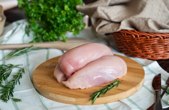 Celoročný výbeh aj pomalší rast: Kaufland rozširuje ponuku o farmárske kura
