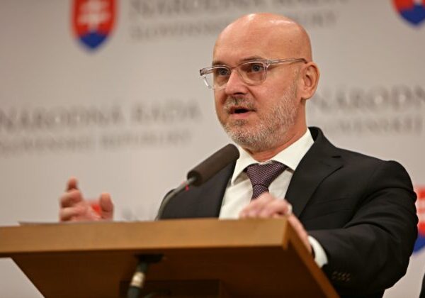 Gröhling sa zastal Hlinu po emotívnom výstupe. Opozícia chce ukázať jednotu na proteste