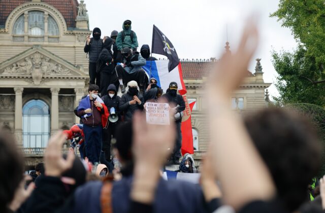 Francúzska polícia použila proti demonštrantom slzotvorný plyn, napätie zvyšujú blížiace sa voľby