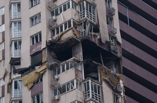 Rusi zabili v stredu na Ukrajine najmenej štyroch ľudí, útočili na infraštruktúru, železnice, nákupné centrá a obytné budovy